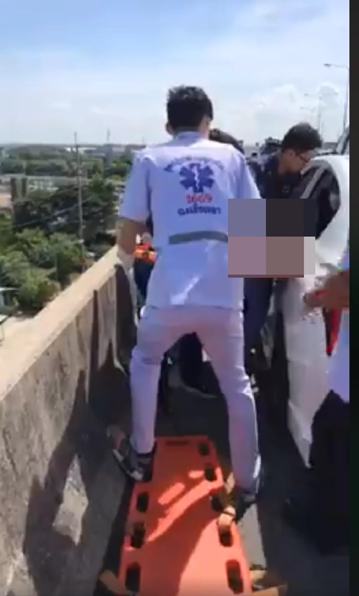 ระทึก! เก๋งจอดแช่ข้างทาง กู้ภัยเจอ 3 พ่อแม่ลูก นอนหมดสติคารถ แม่อาการหนักน้ำลายฟูมปาก