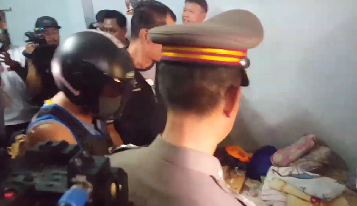 “มึงฆ่าหลานกูทำไม” ญาติกรีดร้องตะโกนถาม "ไอ้คำตัน" ผัวสาดน้ำกรด ขณะทำแผน เผยพฤติกรรมชอบใช้ความรุนแรง