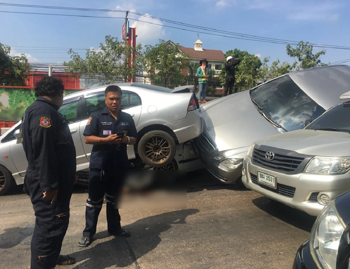 อุบัติเหตุรถชน! แยกมิสทีน ถนนรามคำแหง 8 คันรวด!