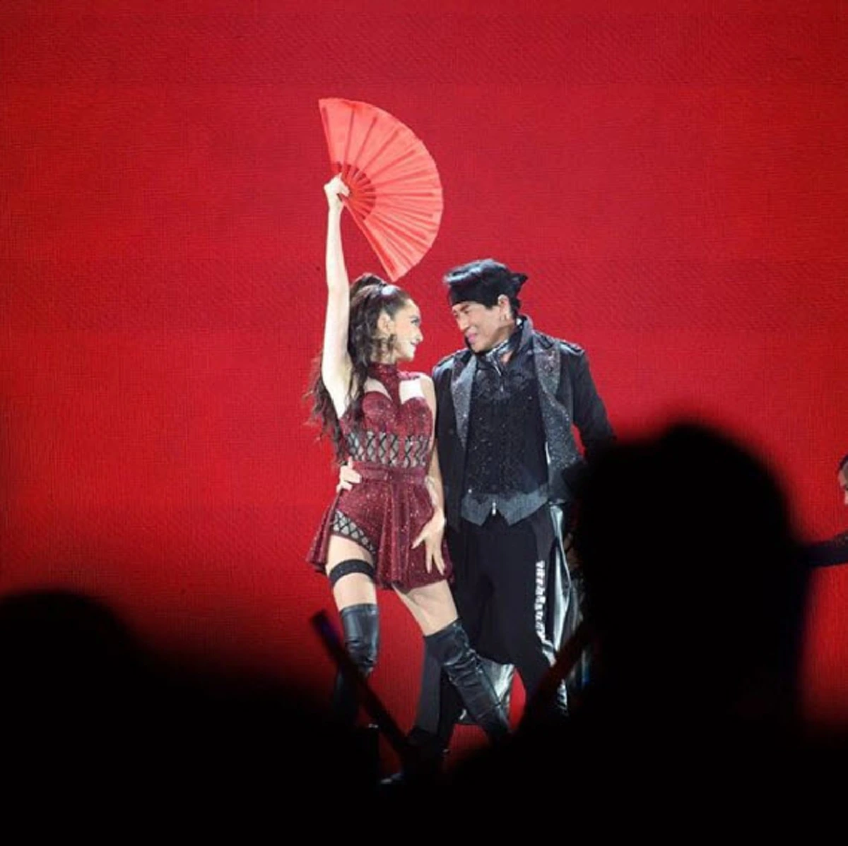 "เเต้ว ณฐพร" สลัดลุค เป็นสาวละติน ร่วมคอนเสิร์ต "เบิร์ด ธงชัย"