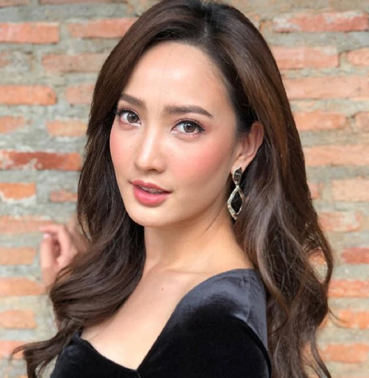 "เเต้ว ณฐพร" สลัดลุค เป็นสาวละติน ร่วมคอนเสิร์ต "เบิร์ด ธงชัย"