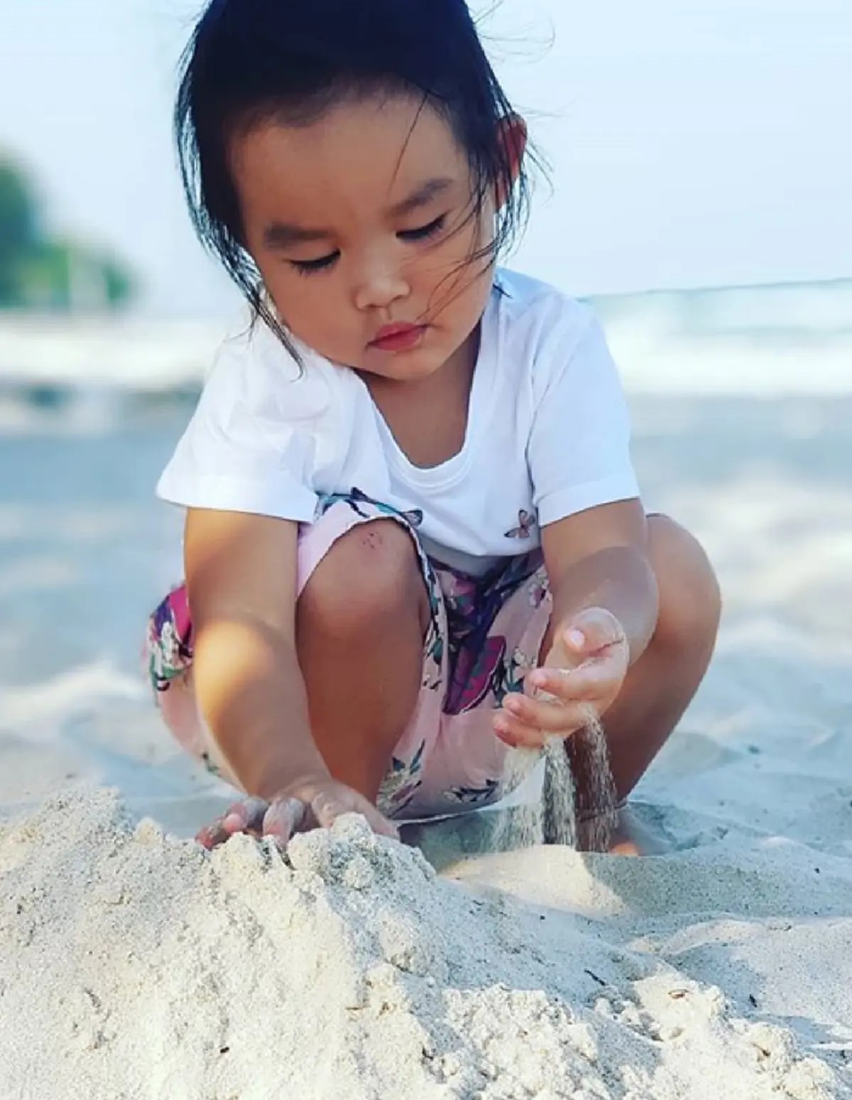"ทิม พิธา" โพสต์ภาพพาลูกสาว ไปเที่ยวทะเลหัวหิน แต่กลับไร้เงา "ต่าย ชุติมา"