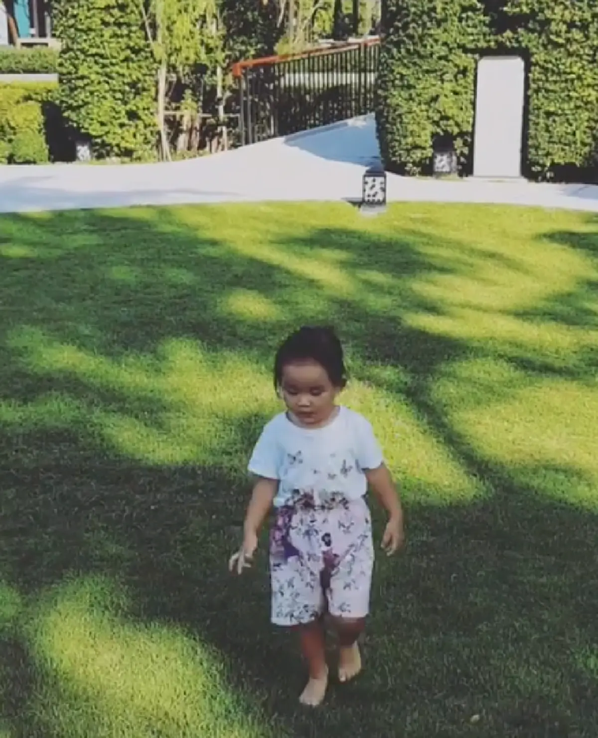 "ทิม พิธา" โพสต์ภาพพาลูกสาว ไปเที่ยวทะเลหัวหิน แต่กลับไร้เงา "ต่าย ชุติมา"