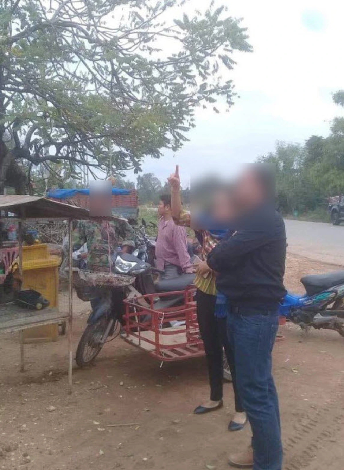 ชาวบ้านก้มกราบนายอำเภอ วิงวอนเเก้ปัญหา ติดตั้งเสาไฟฟ้าเเรงสูง เเต่กลับเดินผ่านไม่สนใจ ลั่น ไม่ทันเห็น!