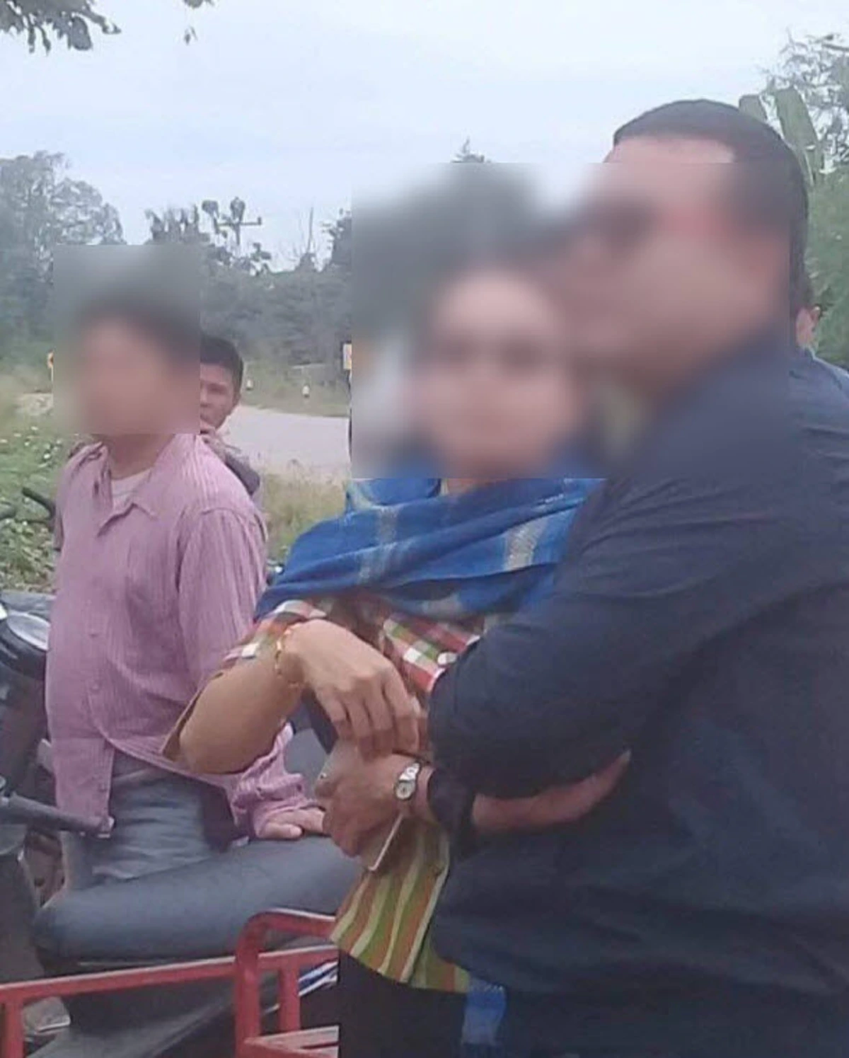 ชาวบ้านก้มกราบนายอำเภอ วิงวอนเเก้ปัญหา ติดตั้งเสาไฟฟ้าเเรงสูง เเต่กลับเดินผ่านไม่สนใจ ลั่น ไม่ทันเห็น!