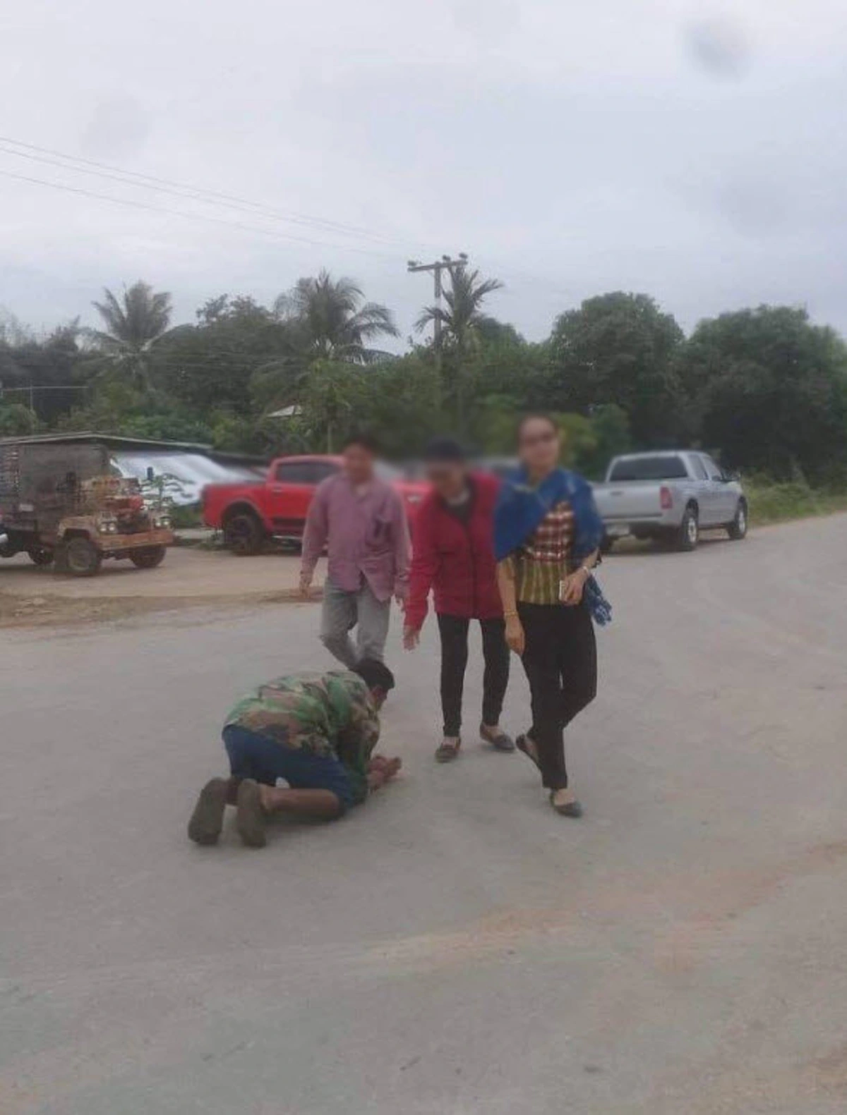 ชาวบ้านก้มกราบนายอำเภอ วิงวอนเเก้ปัญหา ติดตั้งเสาไฟฟ้าเเรงสูง เเต่กลับเดินผ่านไม่สนใจ ลั่น ไม่ทันเห็น!