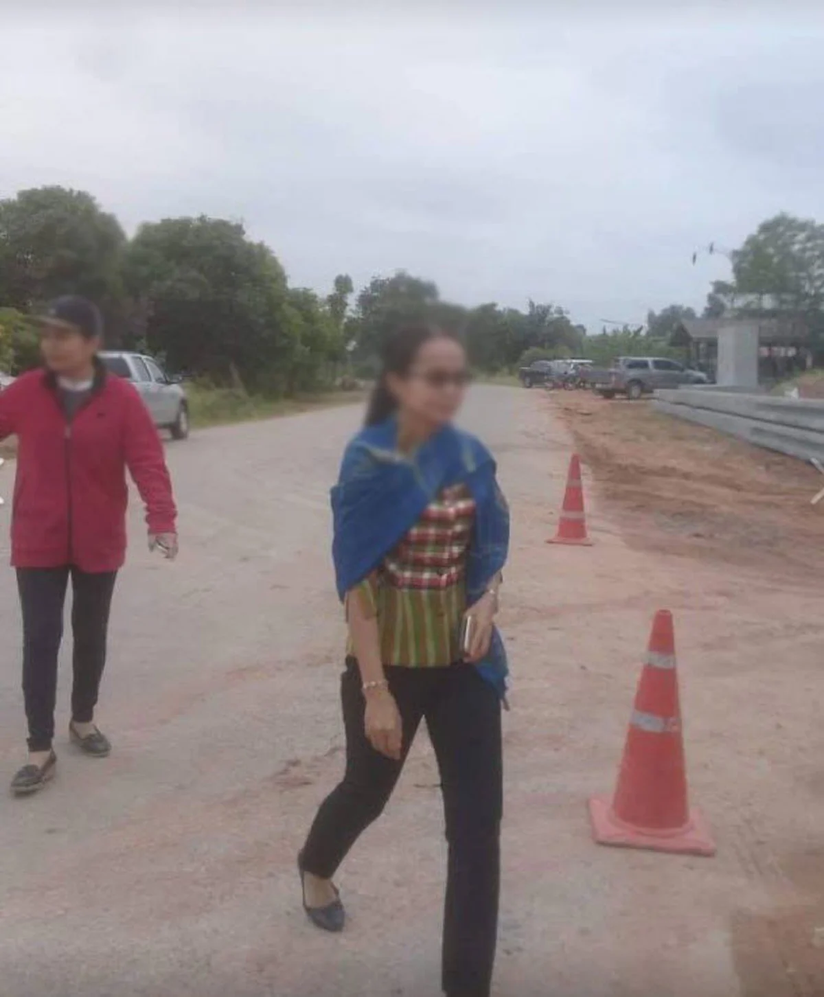 ชาวบ้านก้มกราบนายอำเภอ วิงวอนเเก้ปัญหา ติดตั้งเสาไฟฟ้าเเรงสูง เเต่กลับเดินผ่านไม่สนใจ ลั่น ไม่ทันเห็น!