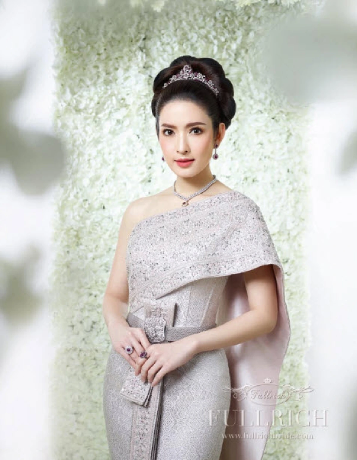 "เเอฟ ทักษร" เเต่งชุดไทย มูลค่าเกือบ 60 ล้าน!