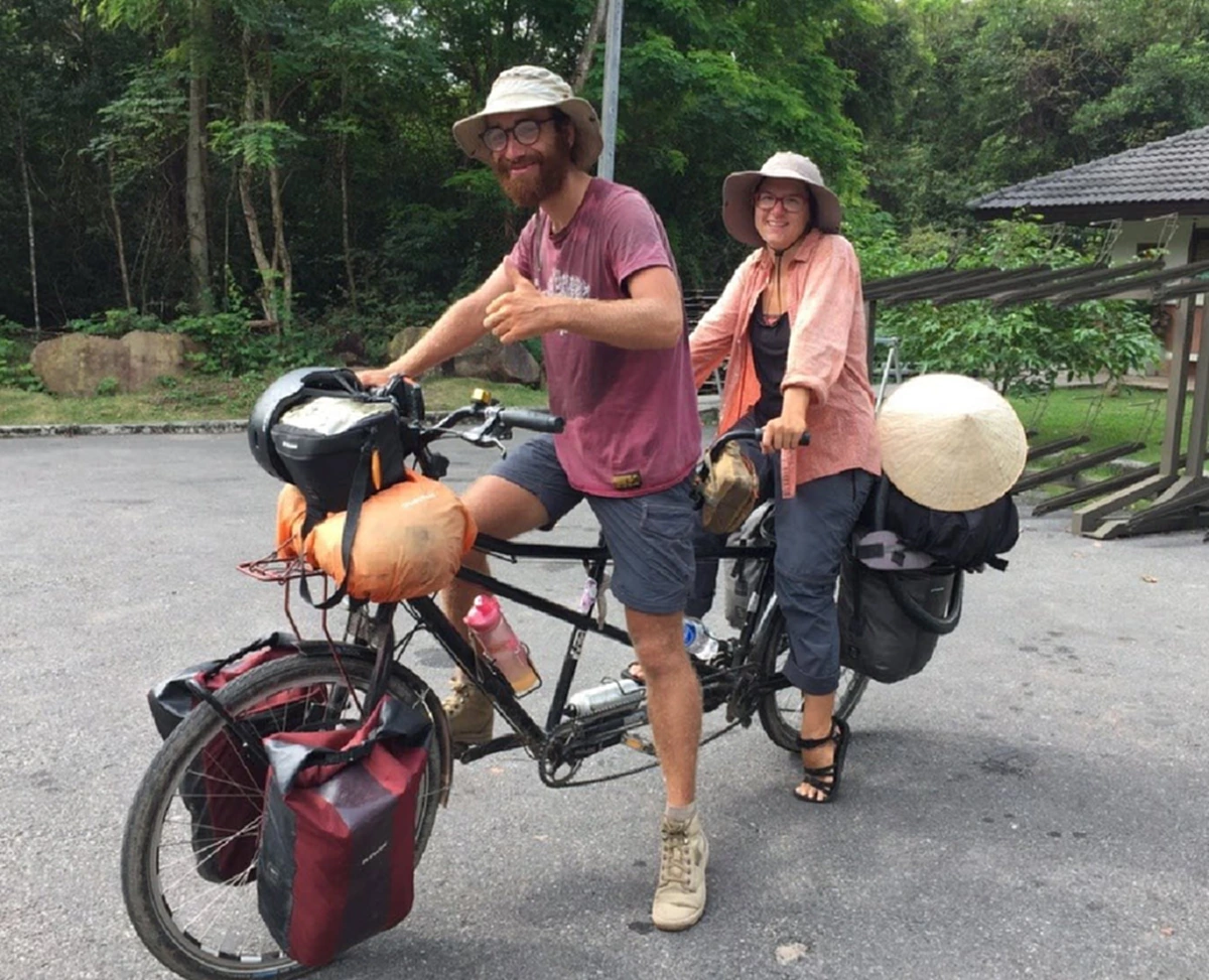 คู่รักนักเดินทางชาวฝรั่งเศส ปั่นจักรยานถึงไทย นานนับ 6 เดือน ลั่นความฝันคือ การเจอช้าง! (คลิป)