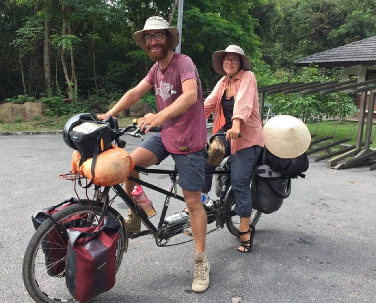 คู่รักนักเดินทางชาวฝรั่งเศส ปั่นจักรยานถึงไทย นานนับ 6 เดือน ลั่นความฝันคือ การเจอช้าง! (คลิป)