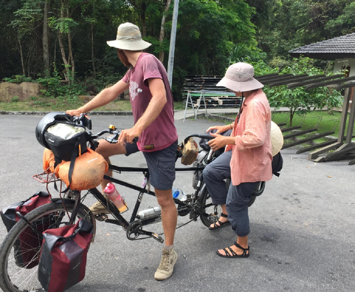 คู่รักนักเดินทางชาวฝรั่งเศส ปั่นจักรยานถึงไทย นานนับ 6 เดือน ลั่นความฝันคือ การเจอช้าง! (คลิป)