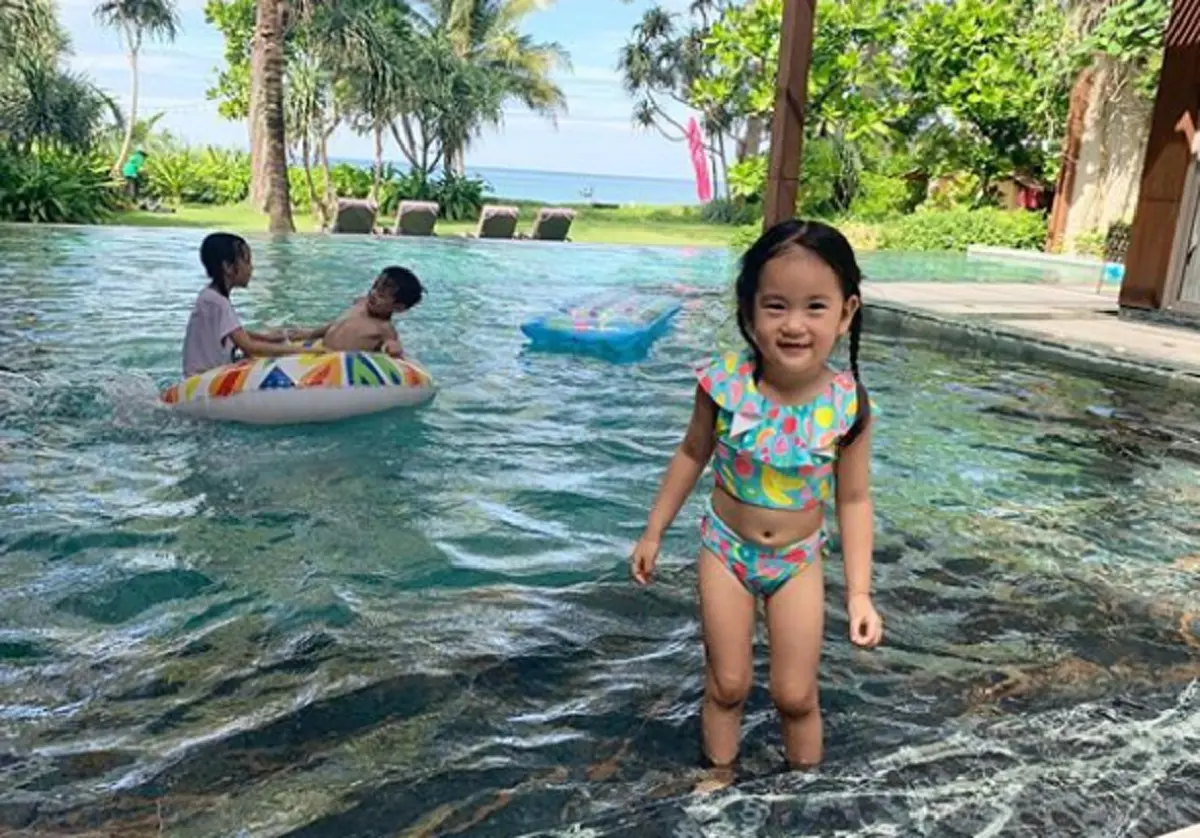 "พลอย ชิดจันทร์" อวดหุ่นแซ่บ จัดเต็มทูพีชแดงริมทะเล