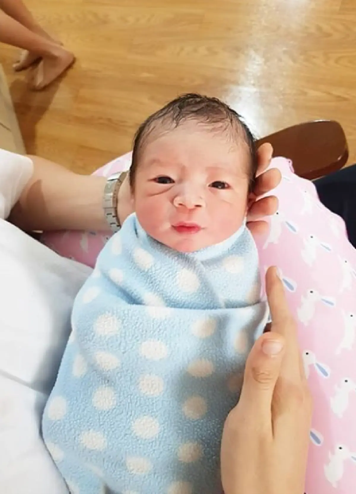 "ซัน" โพสต์ไอจีแซว "รัศมีแข" นอนเฝ้า "น้องปกป้อง" เกิดเป็นคนดีแน่ลูกเพราะคนดีผีคุ้ม