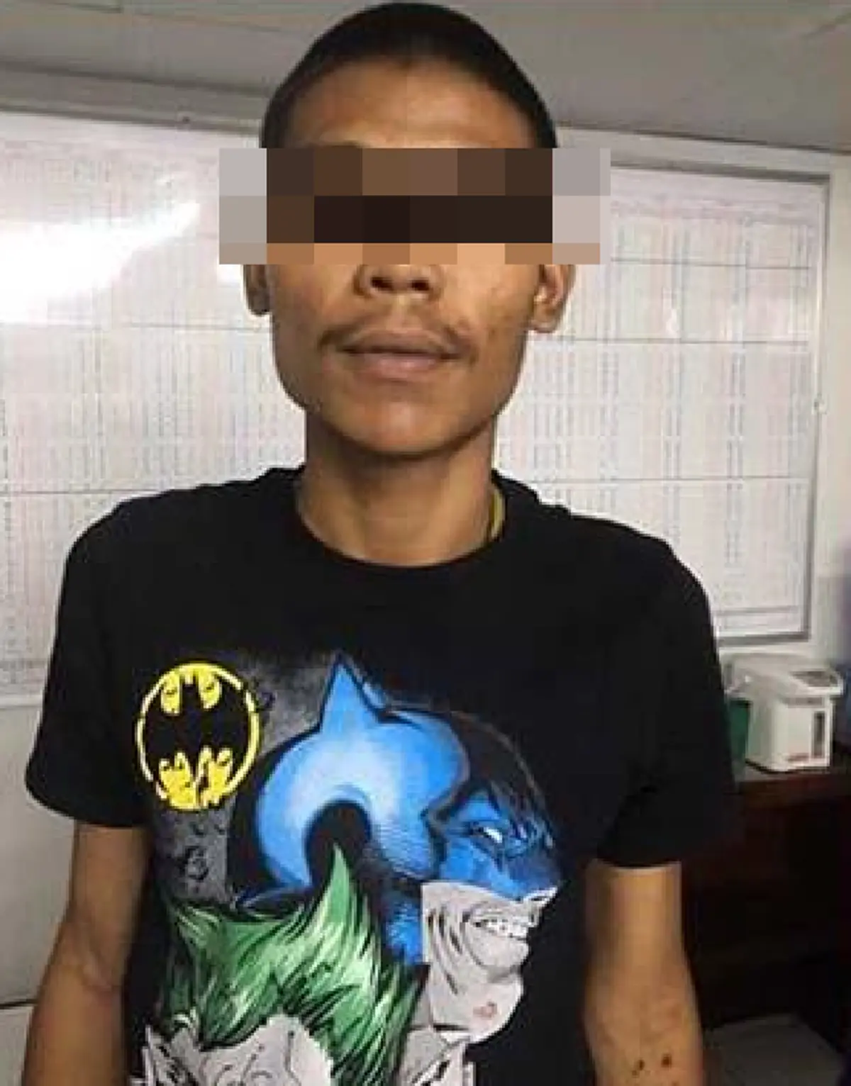 หนุ่มนักศึกษาโพสต์เฟซบุ๊กเตือนภัย หลังถูก 2 นักเลงอันธพาลตามประกบบนรถเมล์ ใช้ปืนขู่บังคับดูหัวเข็มขัด!