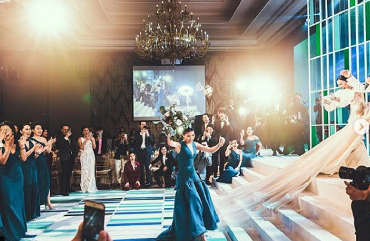 พระองค์หญิงฯ เสด็จร่วมงานวิวาห์พระสหาย ทรงได้รับช่อดอกไม้จากเจ้าสาว! (ภาพ)