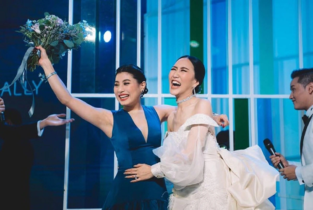 พระองค์หญิงฯ เสด็จร่วมงานวิวาห์พระสหาย ทรงได้รับช่อดอกไม้จากเจ้าสาว! (ภาพ)