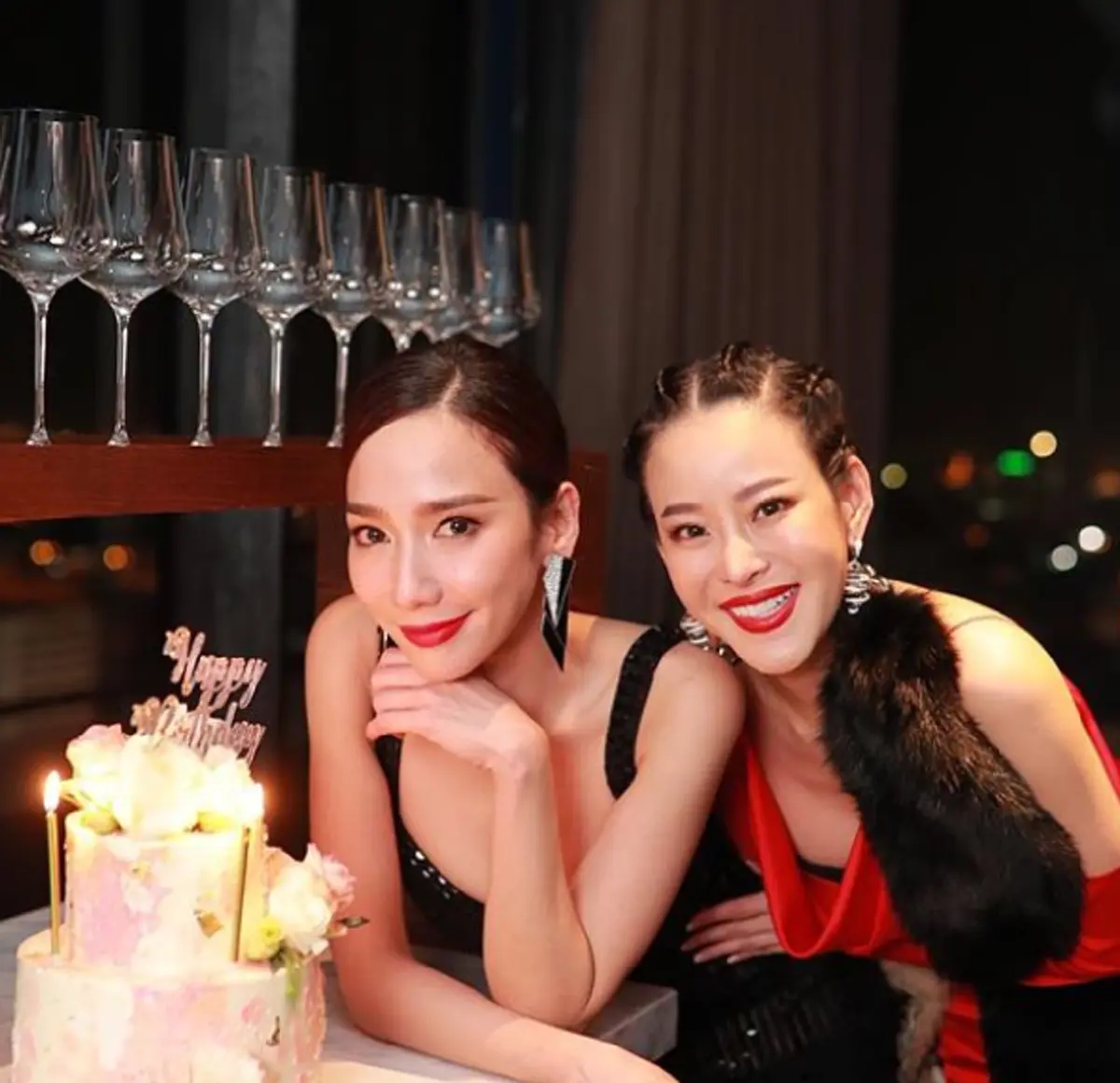 "อั้ม พัชราภา" นุ่งกางเกงขาสั้นนั่งพื้น รอเซอร์ไพรส์วันเกิด "หนิง ปณิตา"