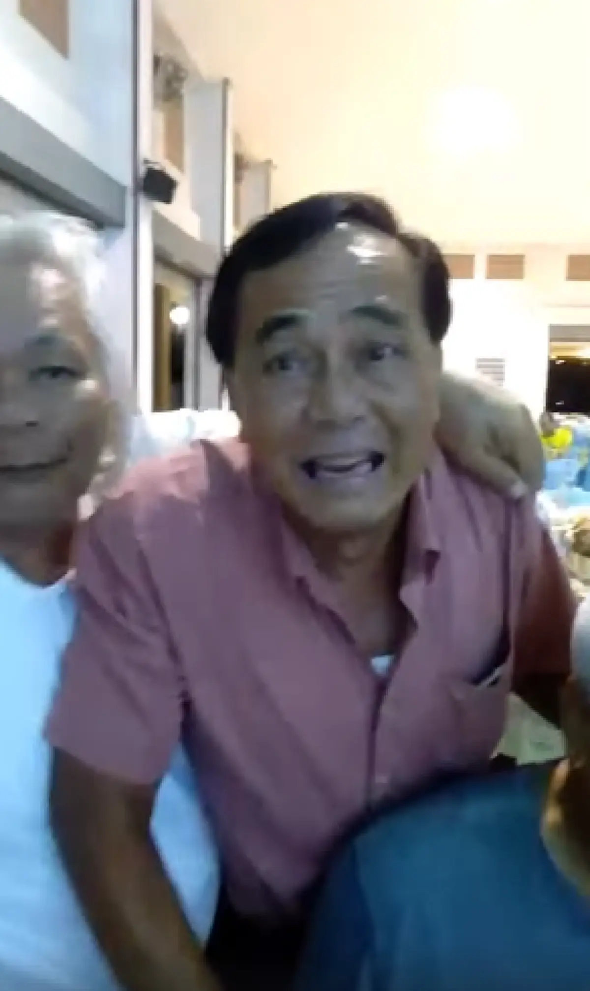 ชายหน้าเหมือนลุงตู่ เมาแอ๋กลางงานเลี้ยง  เพื่อนถามอยู่พรรคไหน "พักผ่อนนอนหลับ"