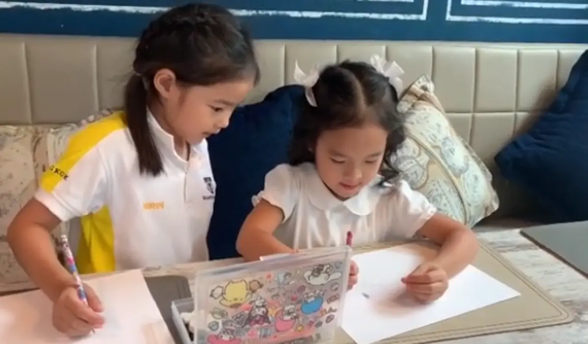 เมื่อ "น้องณิริน"สอน"น้องปีใหม่" วาดรูปทีละขั้นตอน