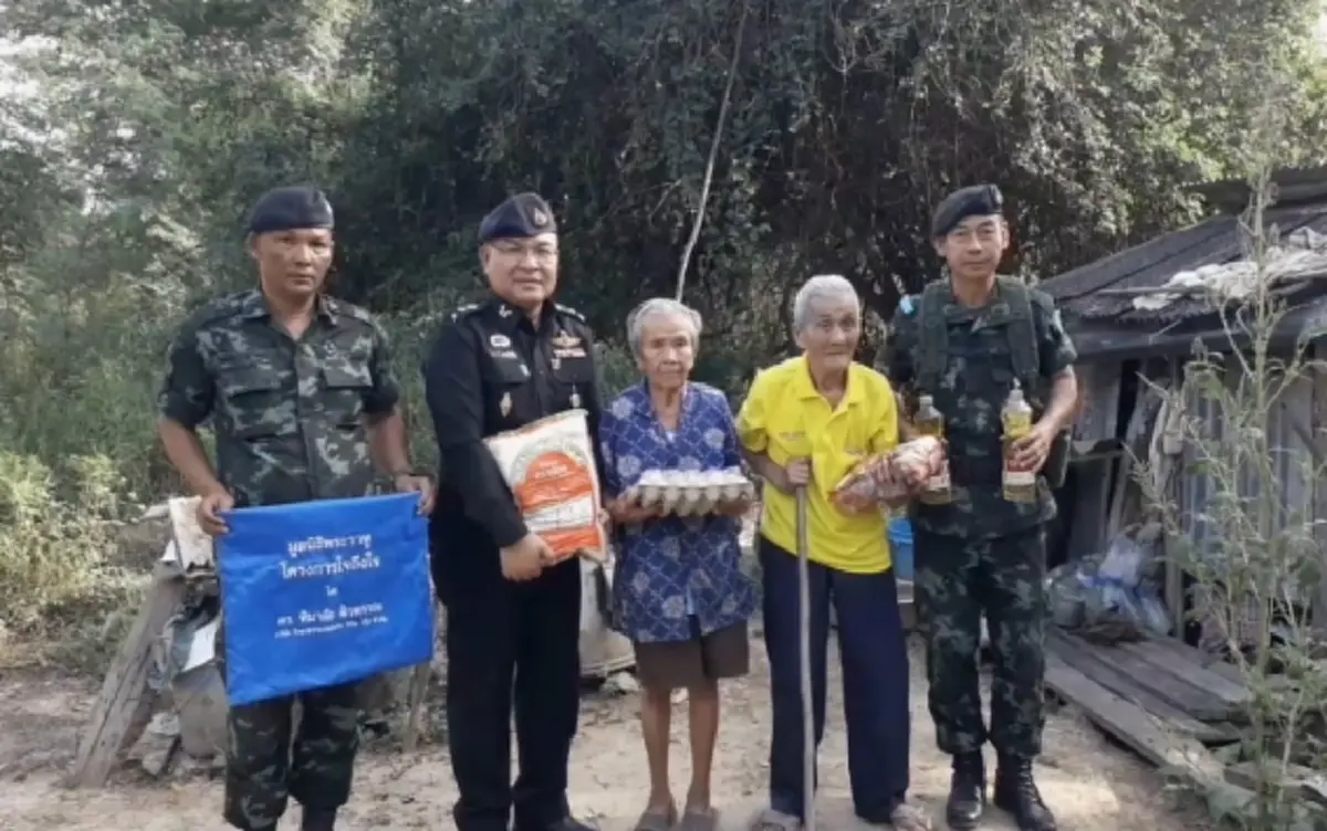 "ตา-ยาย" ชาวประจวบฯปล่อยโฮ หลังได้รับบัตรประชาชนใบแรก เจ้าหน้าที่เตรียมออกบัตรคนจนให้