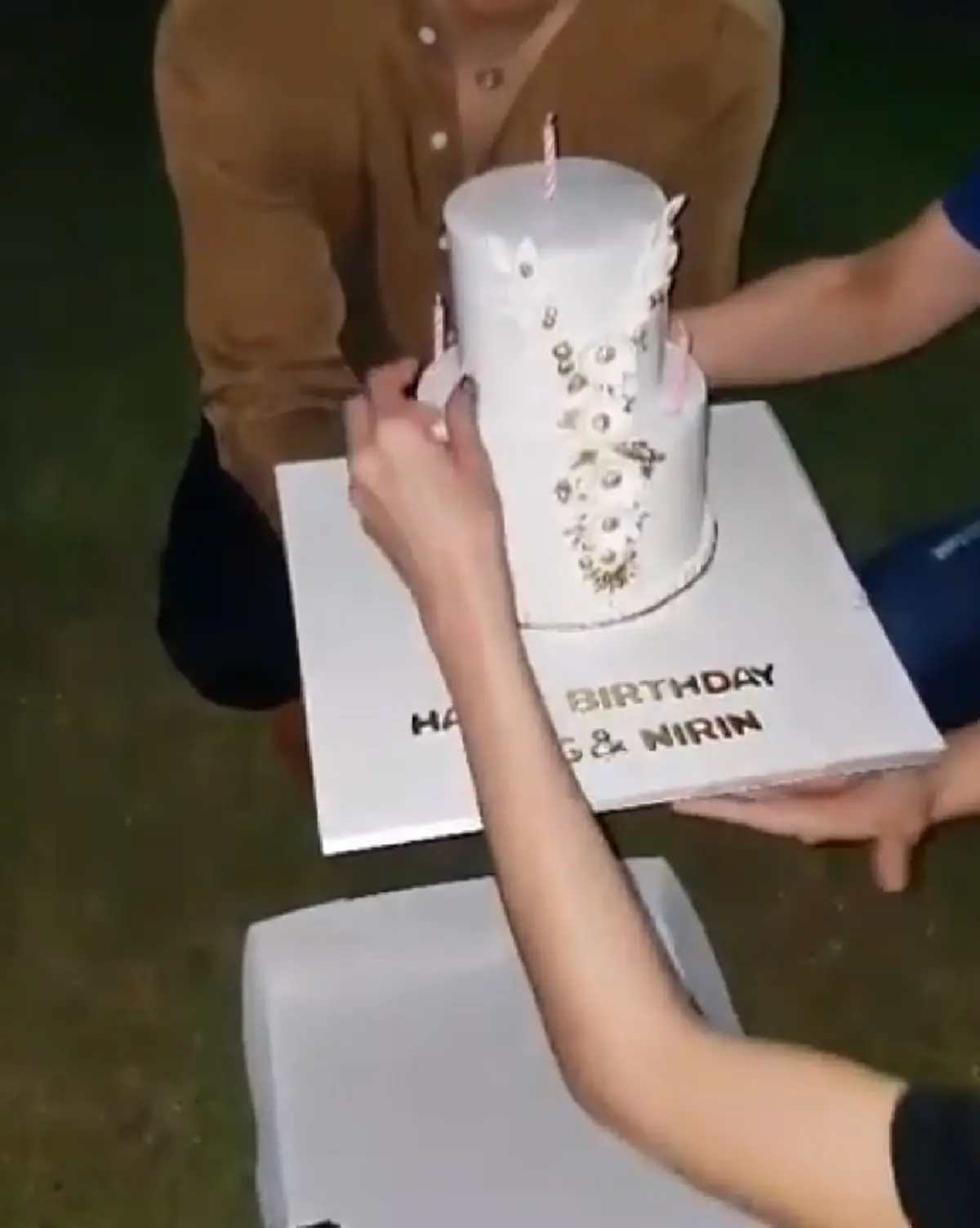 "อั้ม พัชราภา" นุ่งกางเกงขาสั้นนั่งพื้น รอเซอร์ไพรส์วันเกิด "หนิง ปณิตา"