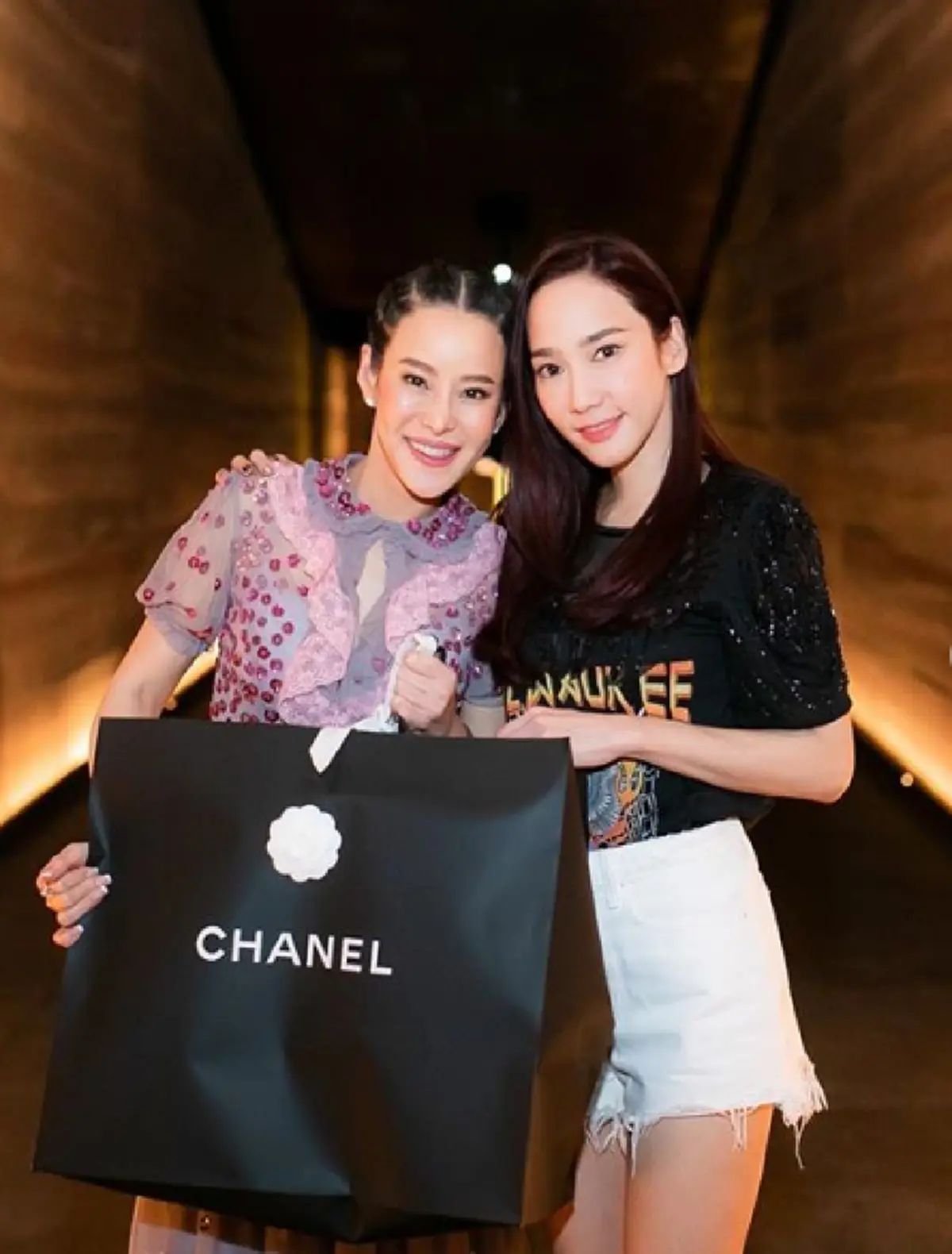 "อั้ม พัชราภา" นุ่งกางเกงขาสั้นนั่งพื้น รอเซอร์ไพรส์วันเกิด "หนิง ปณิตา"