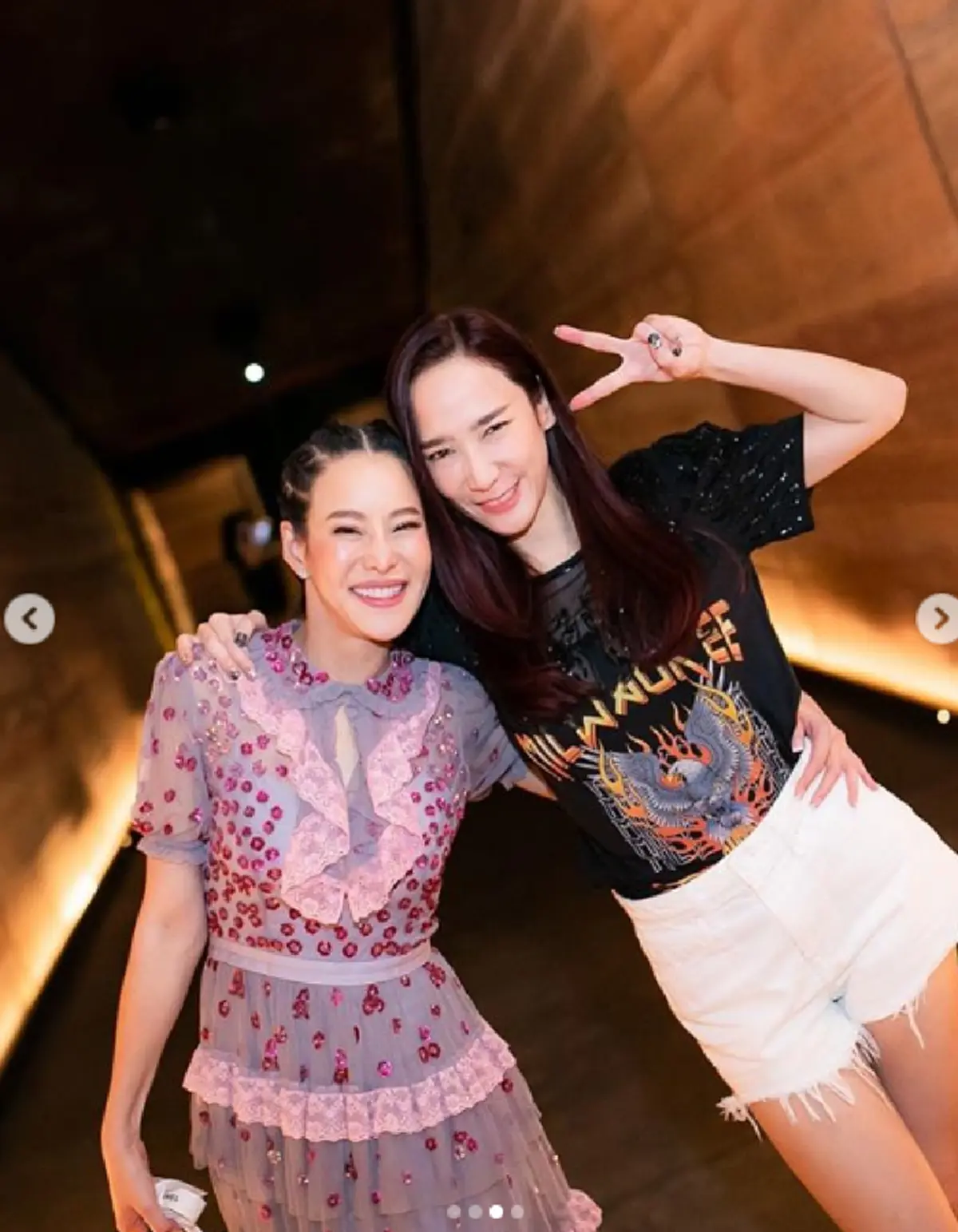 "อั้ม พัชราภา" นุ่งกางเกงขาสั้นนั่งพื้น รอเซอร์ไพรส์วันเกิด "หนิง ปณิตา"