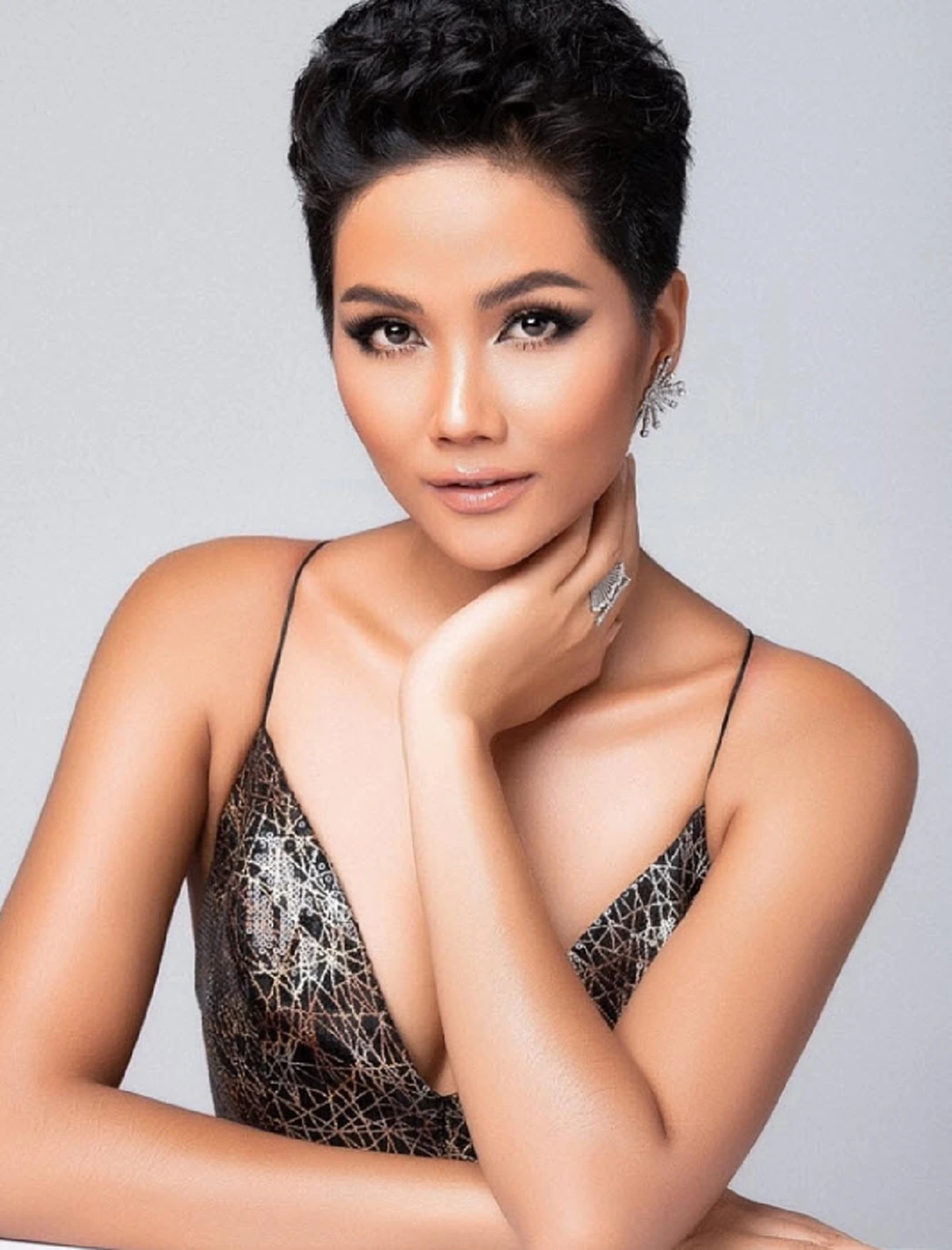 เปิดประวัติ "เฮอ เฮนนี"  ท็อป 5 มิสยูนิเวิร์สเวียดนามกับชีวิตต้องสู้ เพราะ เธอคือความหวังของครอบครัว