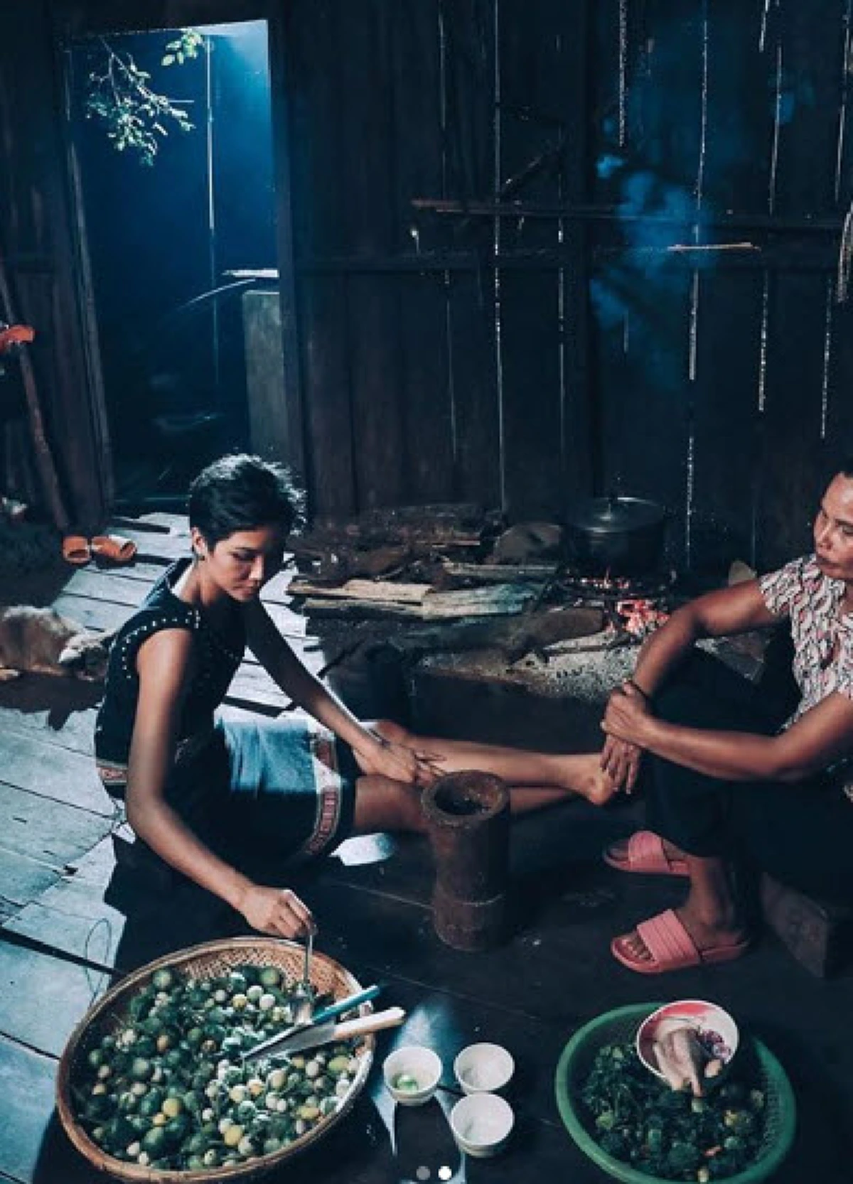 "เฮอ เฮิน เนีย" มิสเวียดนาม กลับสู่อ้อมกอดครอบครัว หลังติด Top 5 มิสยูนิเวิร์ส 2018 (ภาพ,คลิป)