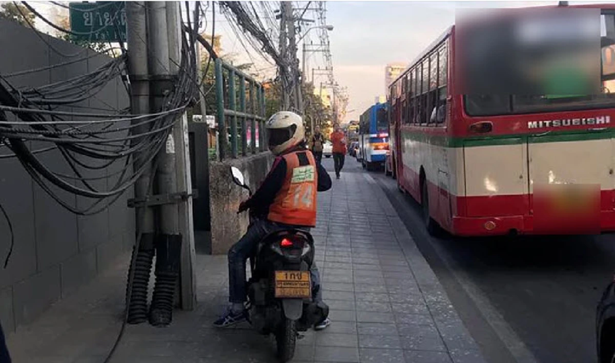 หนุ่มถ่ายรูป "วินมอเตอร์ไซค์" ขึ้นทางเท้าโดนขู่ทำร้าย ลั่น ถ่ายทำไม ไม่ลบมีต่อย!