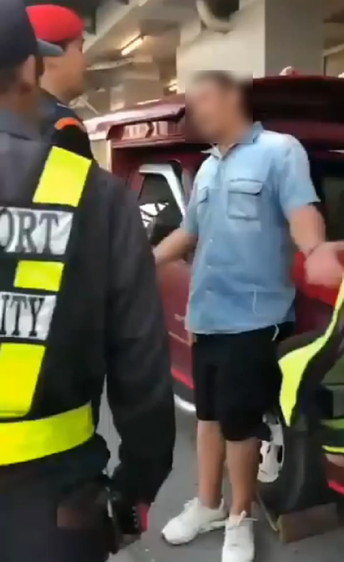 หนุ่มโชเฟอร์รถแดง โวยลั่นสนามบิน หลังโดนล็อคล้อในพื้นที่ห้ามจอด ตบหลังเจ้าหน้าที่ รปภ. ลั่น คนอื่นก็ขับรถเปล่าเข้า! (คลิป)