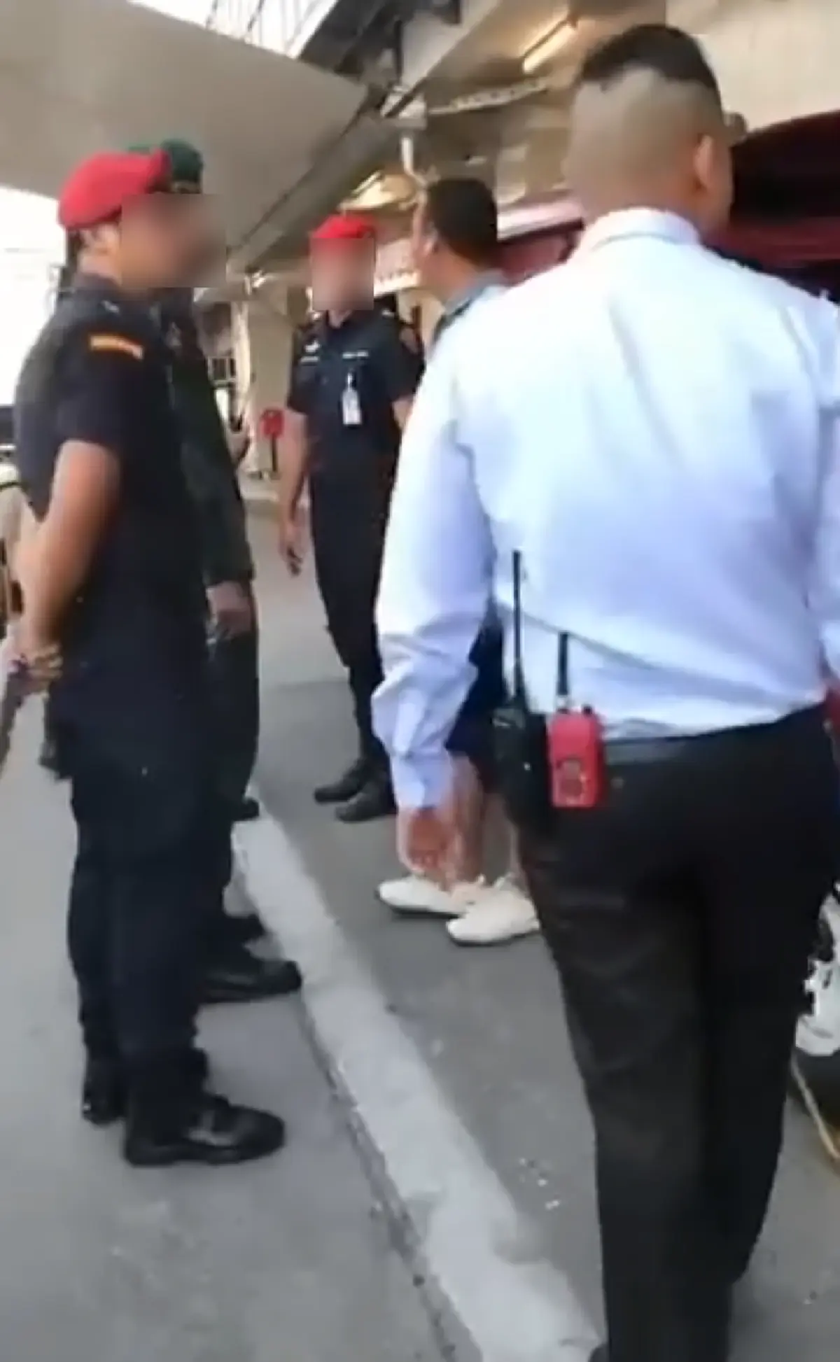 หนุ่มโชเฟอร์รถแดง โวยลั่นสนามบิน หลังโดนล็อคล้อในพื้นที่ห้ามจอด ตบหลังเจ้าหน้าที่ รปภ. ลั่น คนอื่นก็ขับรถเปล่าเข้า! (คลิป)