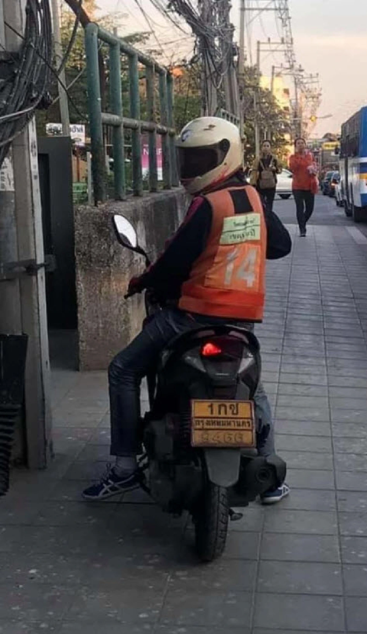 หนุ่มถ่ายรูป "วินมอเตอร์ไซค์" ขึ้นทางเท้าโดนขู่ทำร้าย ลั่น ถ่ายทำไม ไม่ลบมีต่อย!