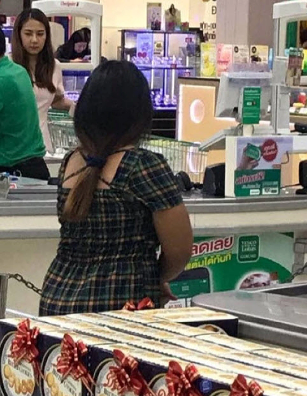 สาวในภาพ โดน\"โจ๊ก ไอศครีม\"จำผิดว่าเป็นเมีย แสดงตัวแล้ว ลั่น จะถ่ายขาวๆให้น่อยก็ไม่ใด้นะพี่!