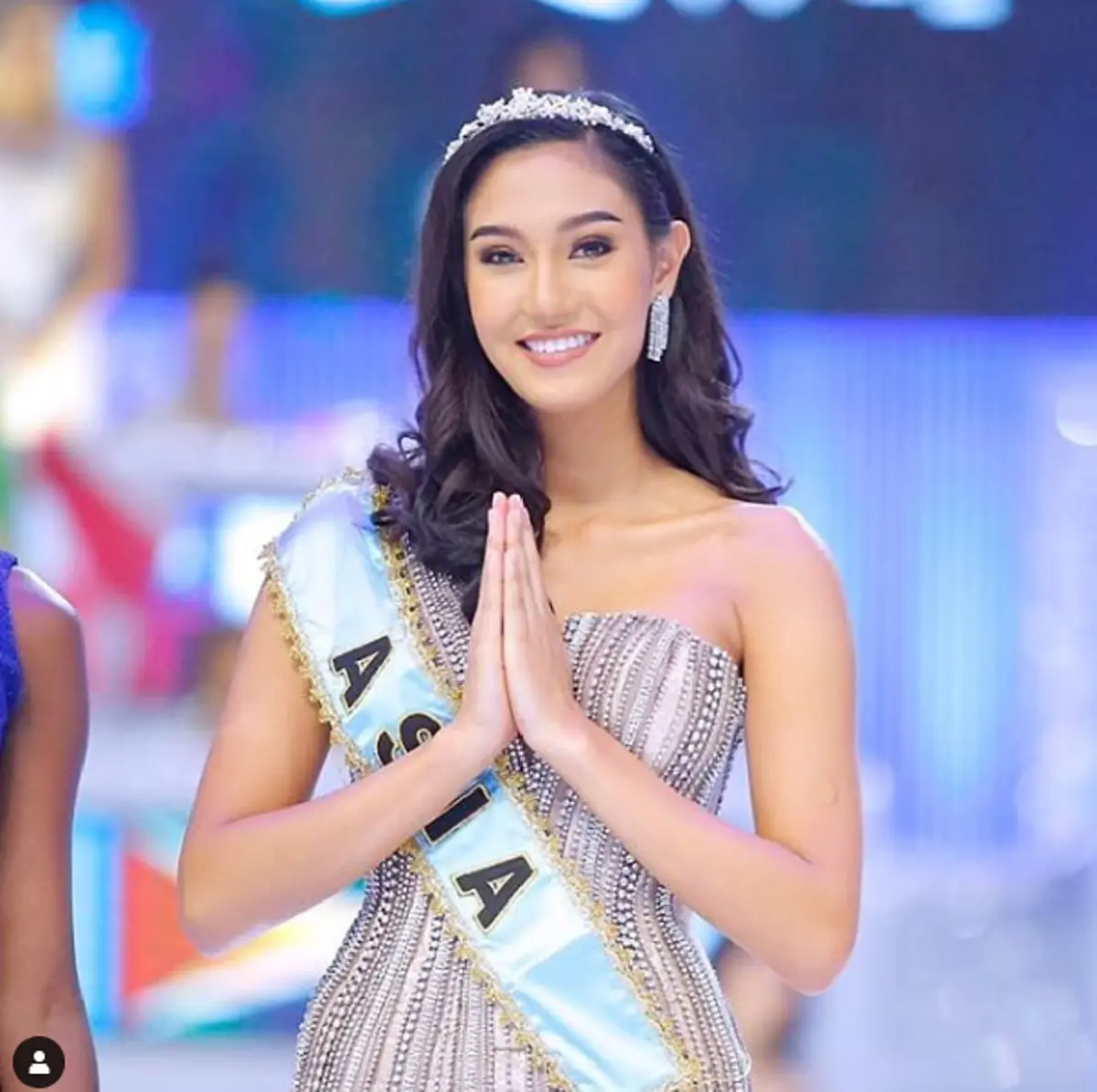 "นิโคลีน" ตื้นตันคว้ารองอันดับ 1 "มิสเวิลด์ 2018" เป็นของขวัญปีใหม่ให้คนไทย ก้มกราบเท้าแม่ หญิงแกร่งผู้อยู่เบื้องหลังความสำเร็จชีวิต