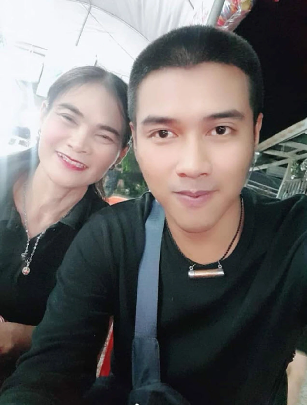 "ตำรวจหนุ่ม" โพสต์เฟซบุ๊ก เผลอกดออกจากไลน์กลุ่มครอบครัว คุณเเม่ไม่เข้าใจ จะชวนเข้ามาใหม่ ลั่น ก็เข้ามาเองสิ!