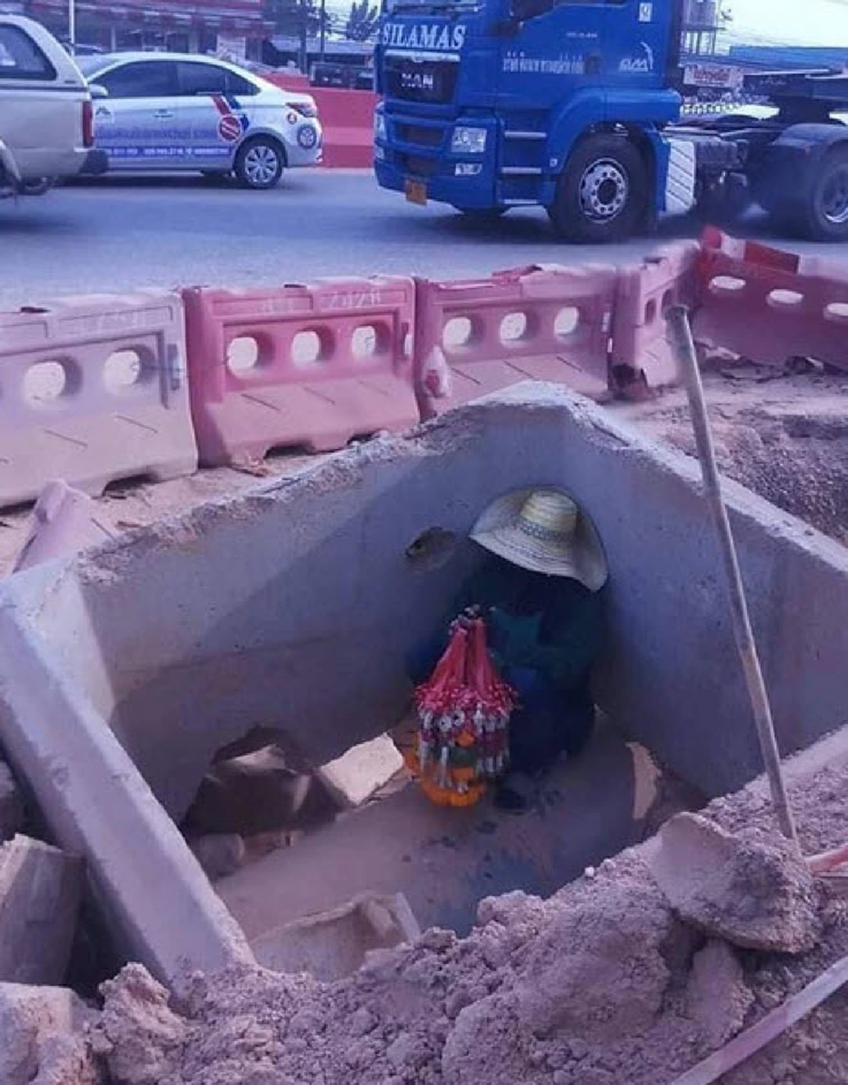โซเชียลโพสต์ รูปสะท้อนให้กำลังใจเพื่อนมนุษย์ \"ชาวบ้าน\"ขายพวงมาลัยกลางสี่เเยก หลบเเดดที่ส่องหน้า เเม้ร่มเงาจะมีเพียงน้อยนิด!