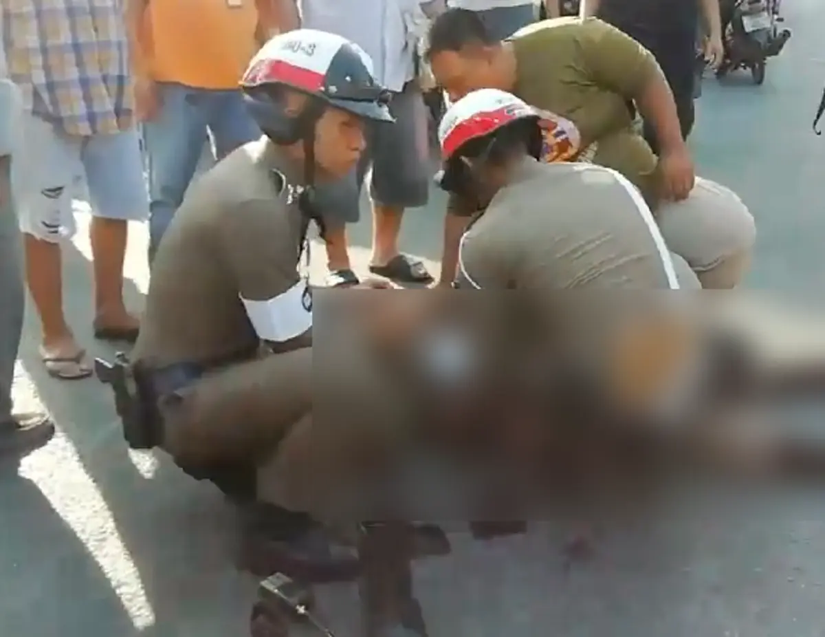 หนุ่มขับวินรับจ้างพบปัสวะสีม่วง ตกใจกลัวผู้โดยสารที่นั่งมาไม่ใส่หมวกกันน็อค เร่งบิดรถหนีพุ่งชน ตำรวจจราจรบาดเจ็บสาหัส!