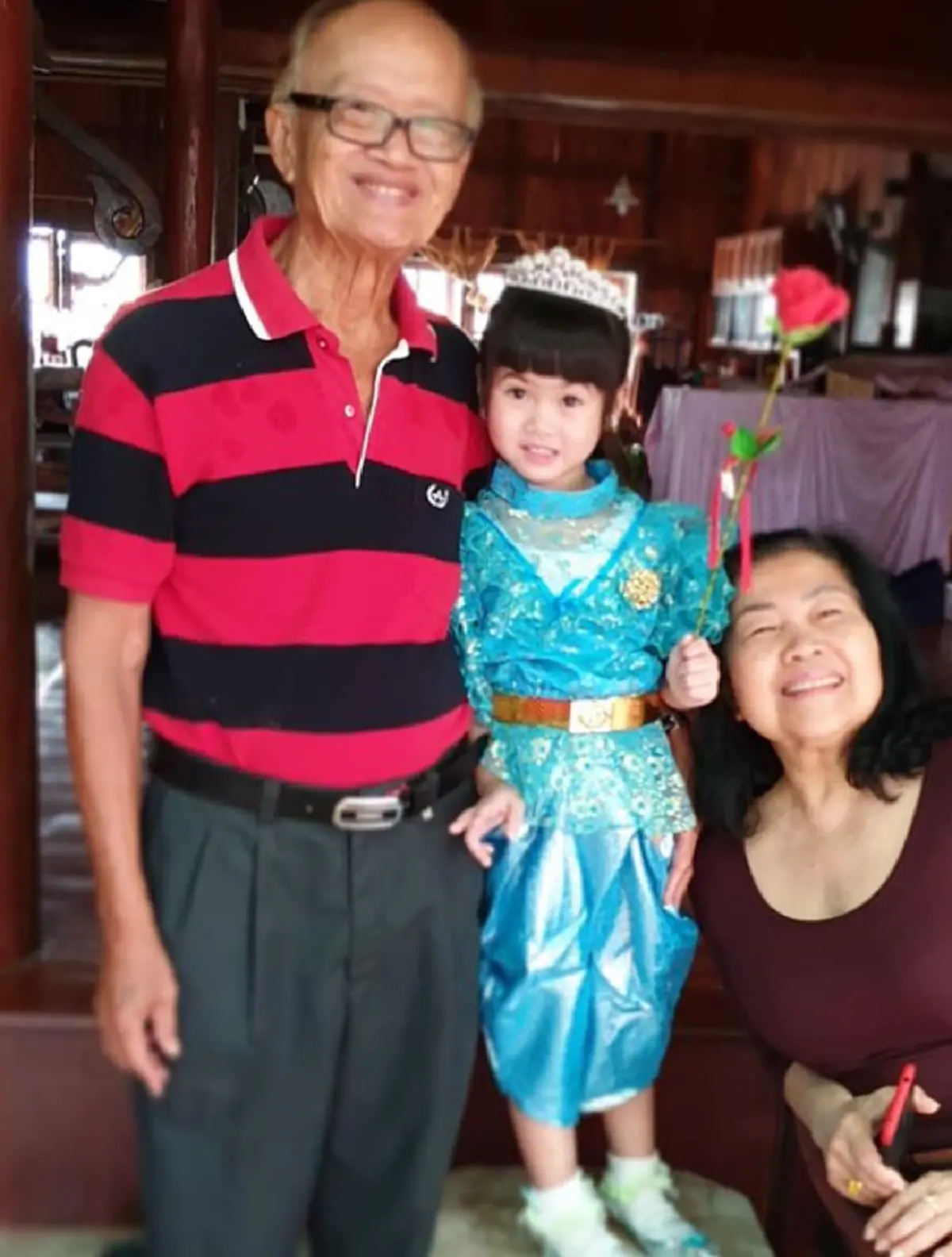 \"ไก่ มีสุข\" แอบถ่ายภาพซึ้ง คุณตาที่เคยดุมาก ป้อนข้าวหลานสาว \"น้องนามรูป\"