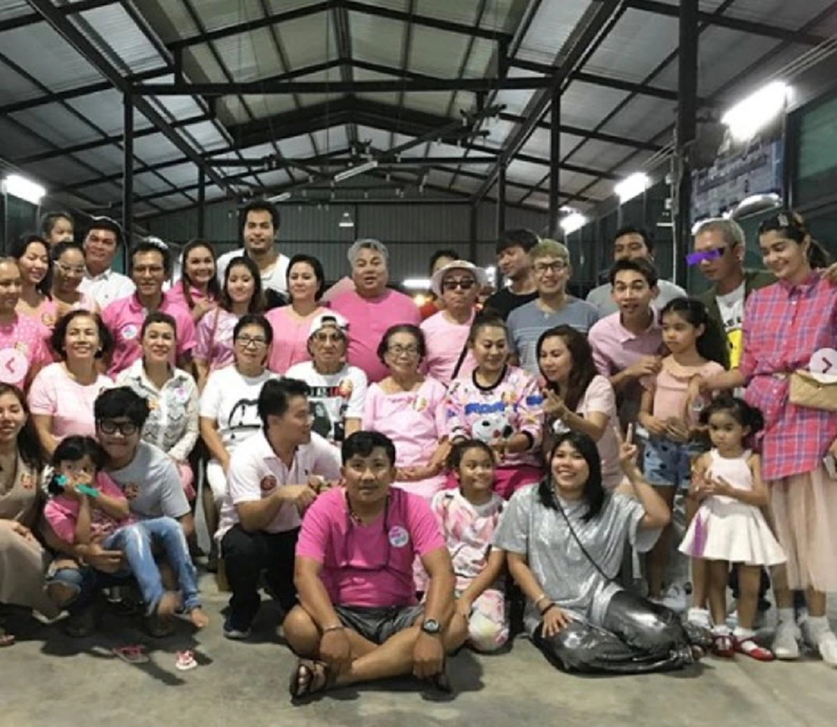 วงการตลก ร่วมใส่เสื้อสีชมพู ไว้อาลัย "พ่อดม ชวนชื่น" หลังเสียชีวิตด้วยโรคมะเร็งตับ (คลิป)