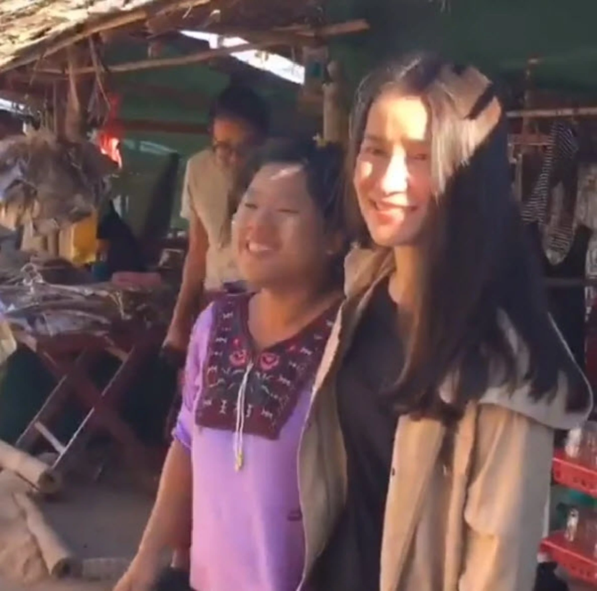 วินาทีเเฟนคลับเมียนม่า หลงเชื่อ \"เเอน ทองประสม\" เป็น \"ญาญ่า อุรัสยา\" ลั่น สงสารญาญ่าจังเลย (คลิป)