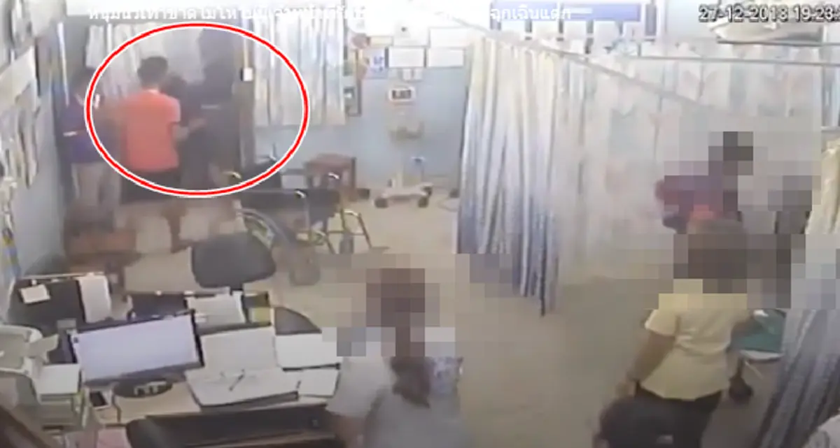 คนไข้นิ้วเท้าขาดโมโห ไม่มีเจ้าหน้าที่รักษา ปรี๊ดแตกต่อยกระจกห้องฉุกเฉินแตกกระจาย(คลิป)