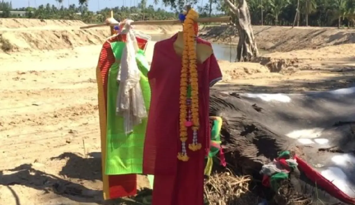 ชาวบ้านแห่ทาแป้งตะเคียนทอง  ลุ้นเลขเด็ดหวังเสี่ยงโชค หลังมีคนถูกรางวัลอื้อ!