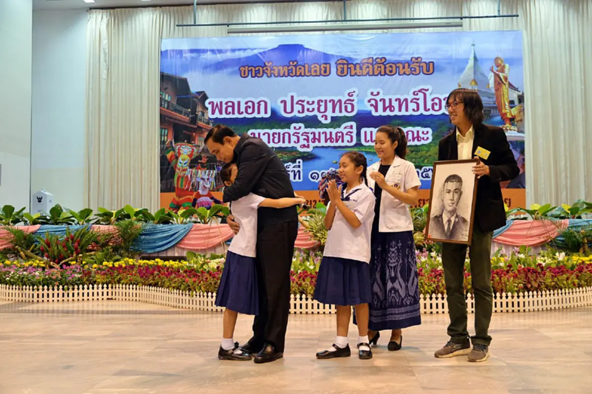 อ้อมกอดของหนูๆ เติมพลังใจให้"บิ๊กตู่"แข็งแรงเสมือนกับภาพวาดคุณลุงตอนหนุ่มๆ ที่เด็กๆตั้งใจมอบให้