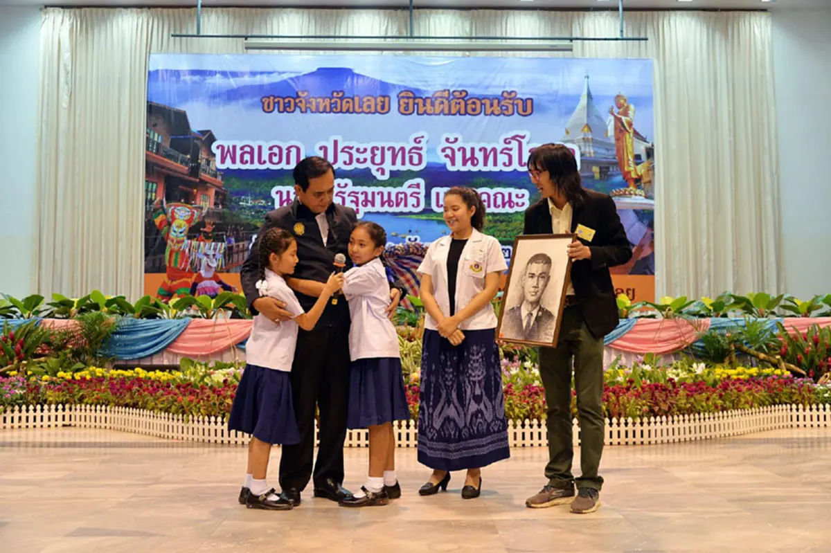 อ้อมกอดของหนูๆ เติมพลังใจให้"บิ๊กตู่"แข็งแรงเสมือนกับภาพวาดคุณลุงตอนหนุ่มๆ ที่เด็กๆตั้งใจมอบให้