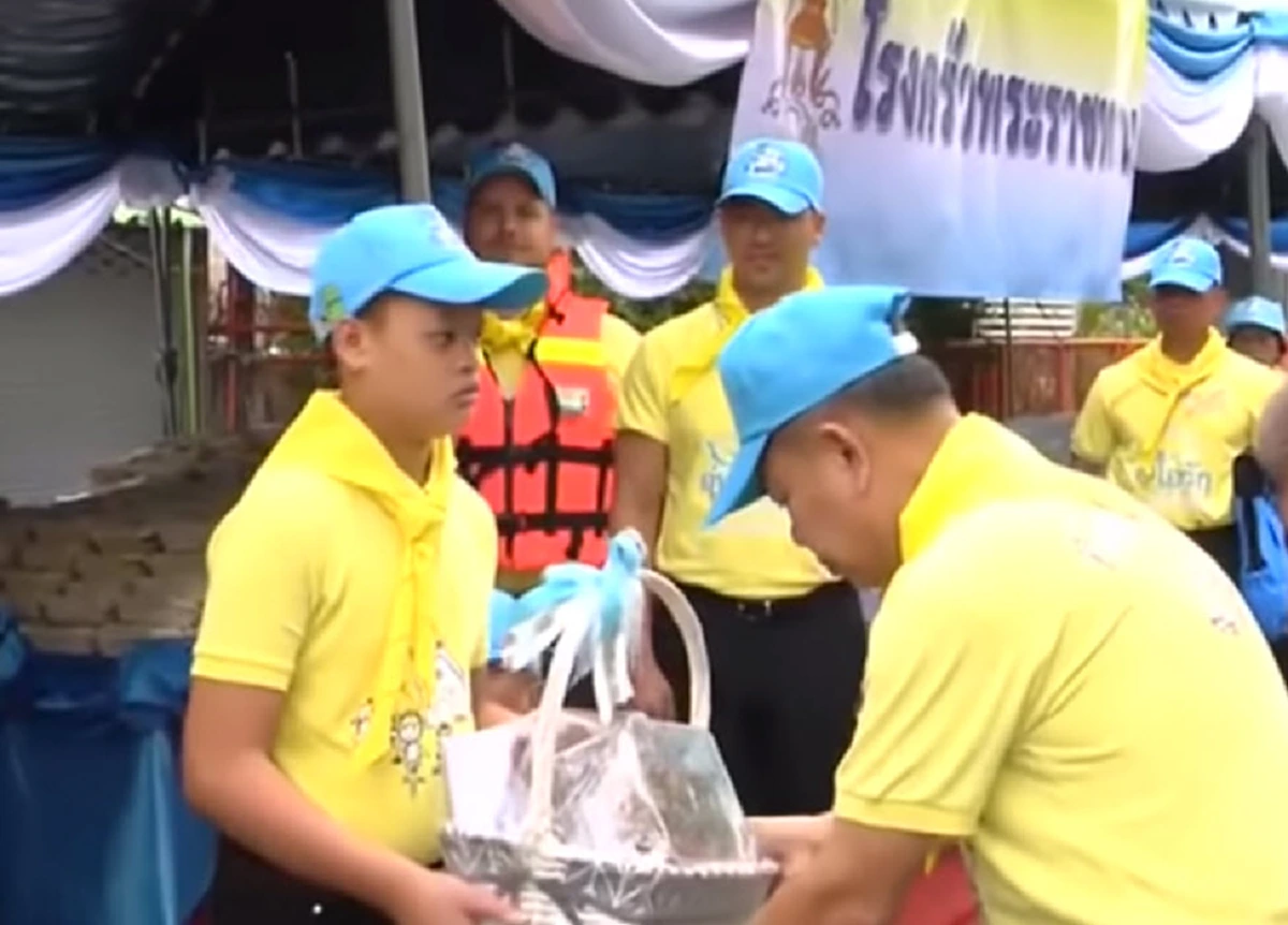 \"พระองค์เจ้าทีปังกรรัศมีโชติ\" เสด็จทรงเยี่ยมประชาชนจิตอาสา พร้อมทรงประกอบอาหารเมนู \"ผัดไทกุ้งสด\"