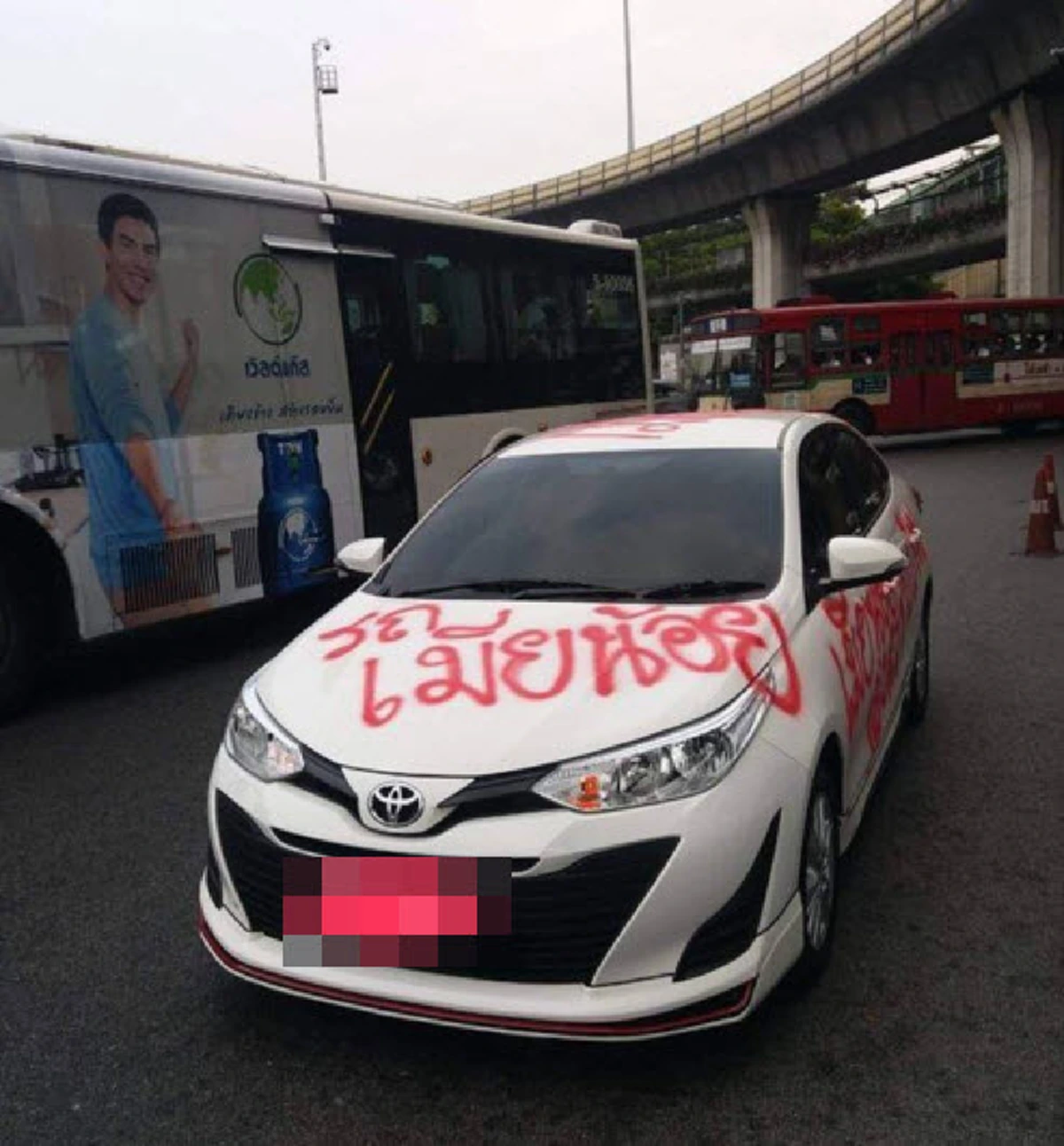 รถโดนพ่นสี "เมียน้อย แย่งผัวชาวบ้าน" แชร์สนั่นโซเชียล อาจจะเป็นการโปรโมทละคร