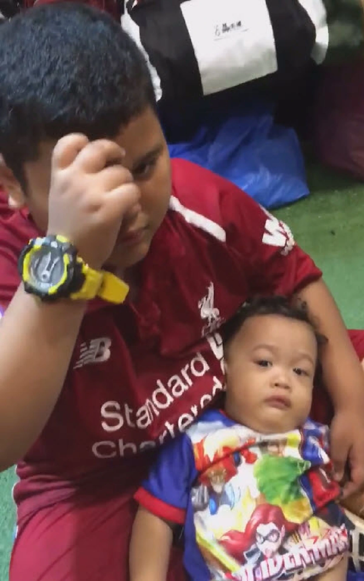 เด็กน้อยลูกแม่ค้าส้มตำ  อุ้มน้องเดินเที่ยวไม่ไหว แวะร้านขายกระเป๋า "ขอกระเป๋าใส่น้องใบหนึ่งครับพี่" (คลิป)