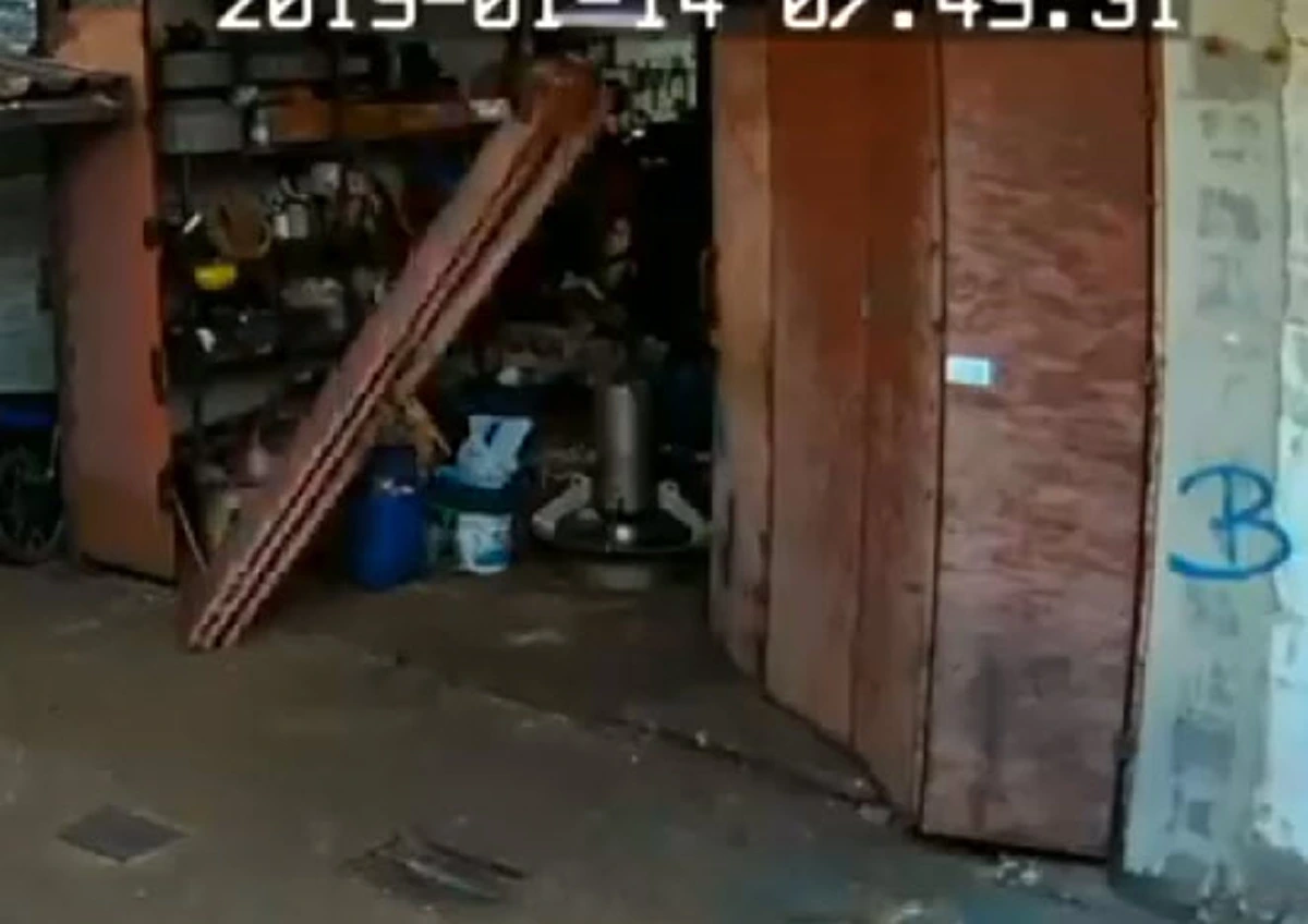 เกือบหวิดดับสิ้นชื่อ หนุ่มตกใจประตูเหล็กล้มเฉียดหัวไปนิดเดียว(คลิป)