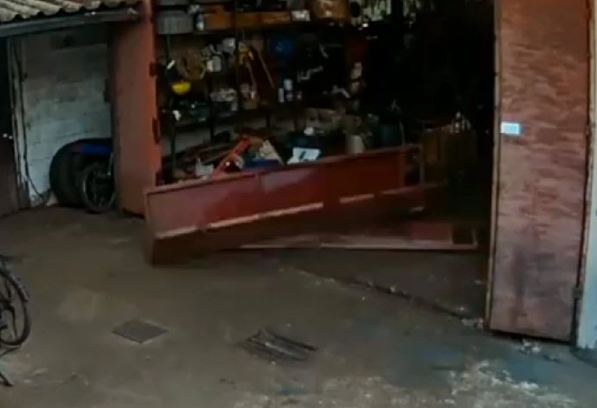 เกือบหวิดดับสิ้นชื่อ หนุ่มตกใจประตูเหล็กล้มเฉียดหัวไปนิดเดียว(คลิป)